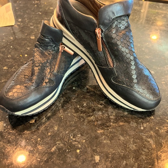 Alexander Smith, size 8, Eur 38, made in Italy women‘s black leather,never worn - Picture 1 of 4